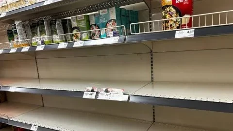 Споживчий ажіотаж: українці масово скуповують бакалію